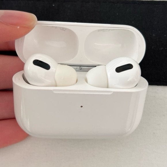 Apple AirPods Pro (2nd Generation) - Picture 3 of 5